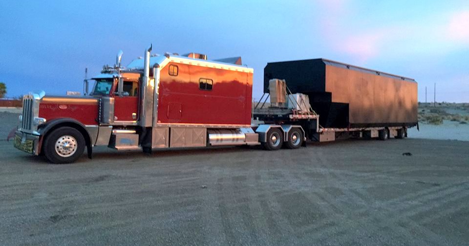 Peterbilt 389 With Huge Sleeper And Lots Of Chrome