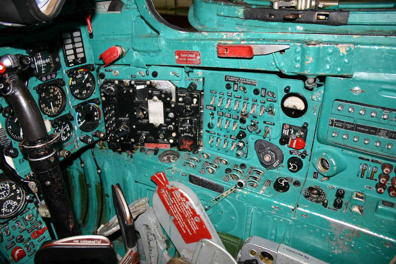 Russian cockpit panels painted in turquoise (2)